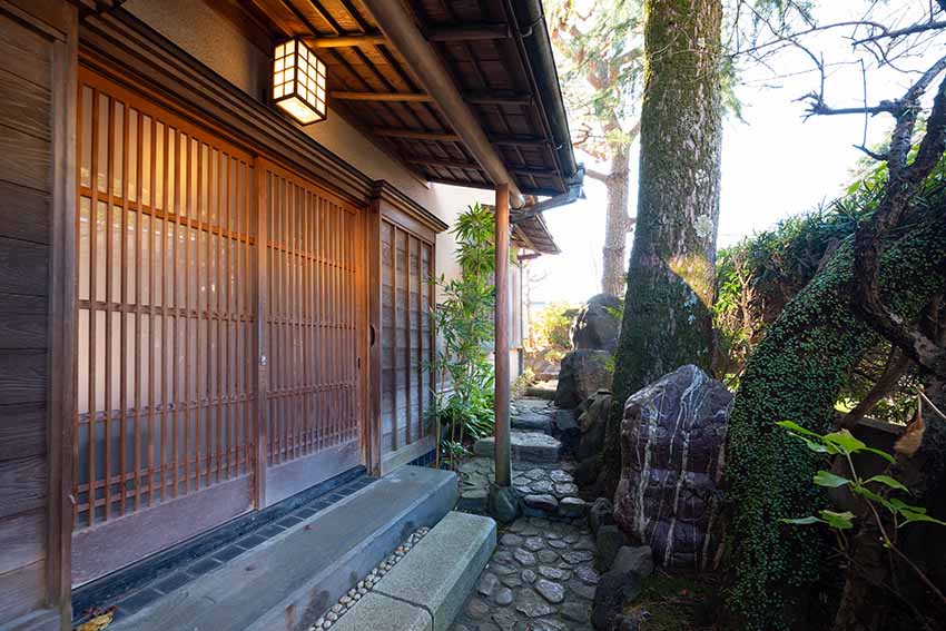 オレンジと黄色の熱海楓景　名有 オレンジと黄色の熱海楓景 名有 Atami Roji Kaede -熱海 路地楓