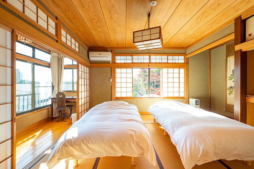 オレンジと黄色の熱海楓景　名有 熱海 路地 楓 in Atami, Japan - reviews, prices | Planet of